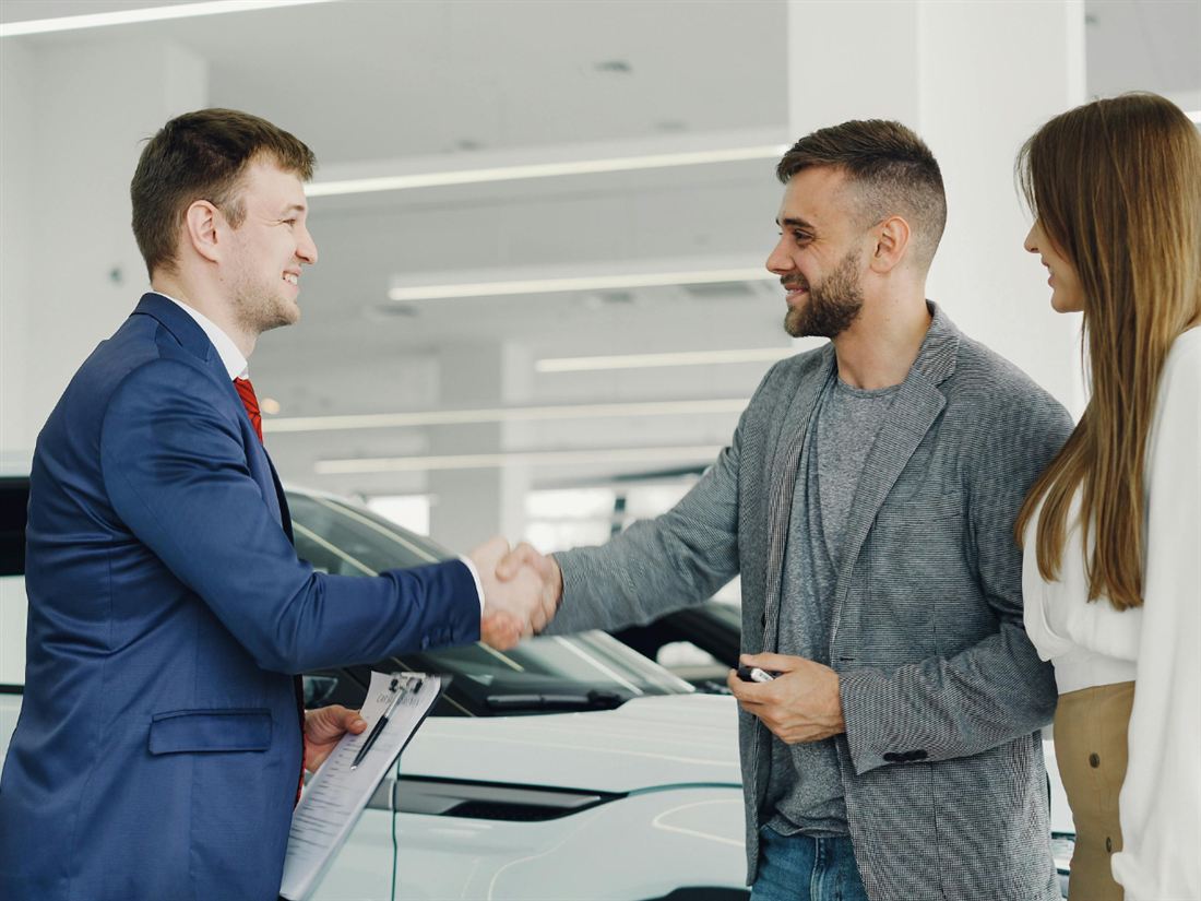 Consultor entregando as chaves do veículo para o cliente após a contratação do seguro